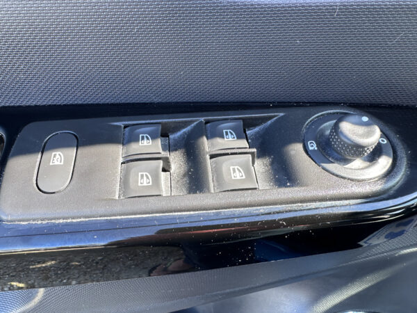 Renault Captur Zen EDC – Image 16